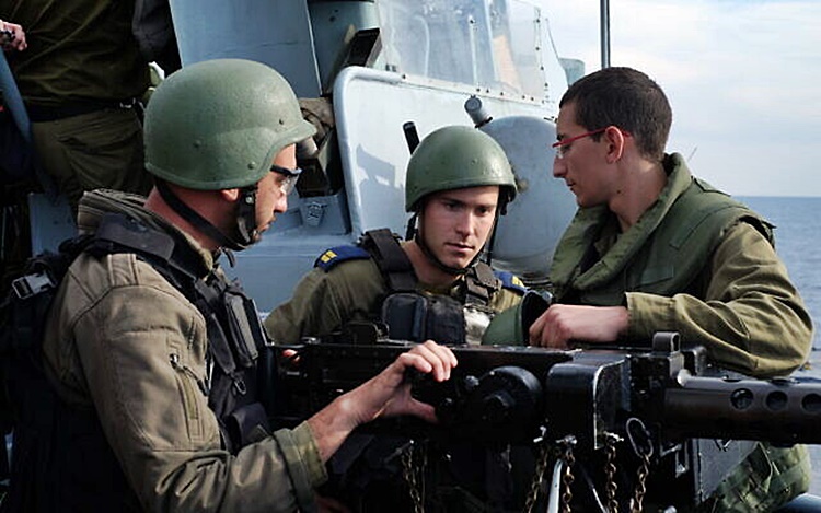 Marinheiros israelenses se preparam para disparar uma metralhadora durante um exercício naval na costa da cidade de Haifa, no norte de Israel, em 3 de fevereiro de 2020. (Judah Ari Gross / Times de Israel)