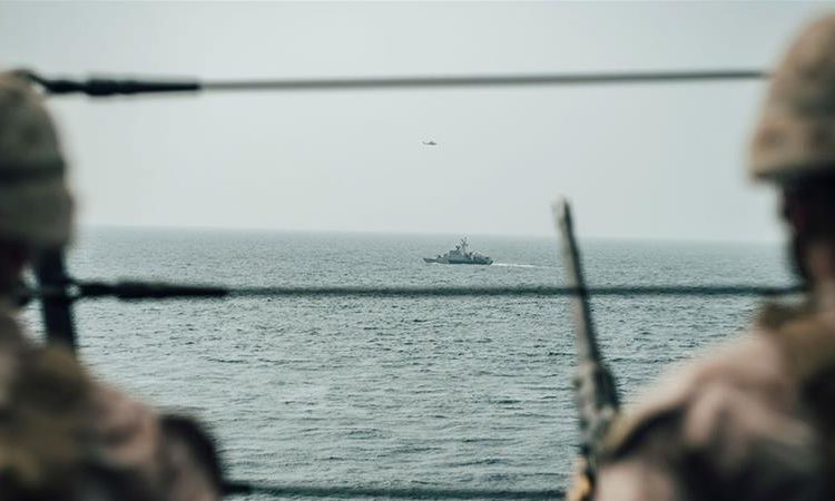Fuzileiros navais dos EUA observam uma navio de ataque rápido iraniano do USS John P. Murtha durante um trânsito no Estreito de Ormuz, no Mar da Arábia ao largo de Omã