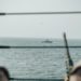 Fuzileiros navais dos EUA observam uma navio de ataque rápido iraniano do USS John P. Murtha durante um trânsito no Estreito de Ormuz, no Mar da Arábia ao largo de Omã