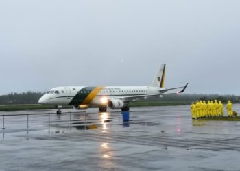 Aviões com brasileiros repatriados da China chega a Anápolis — Foto: Sílvio Túlio/G1
