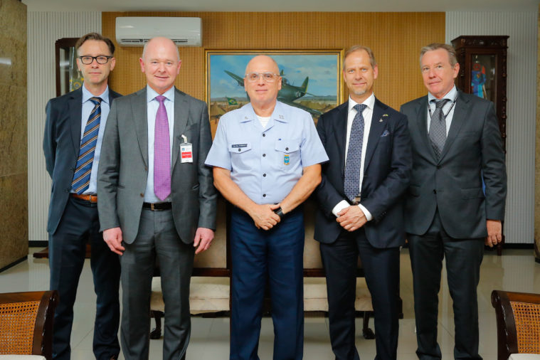 Da esq. para dir.: Presidente da Saab América Latina, Fredrik Gustafson; Presidente e CEO da Saab, Micael Johansson, Brig. Bermudez, o Vice-Presidente do Programa Gripen Brasil, Mikael Franzén e o Diretor da Saab do Brasil, Bengt Janér.