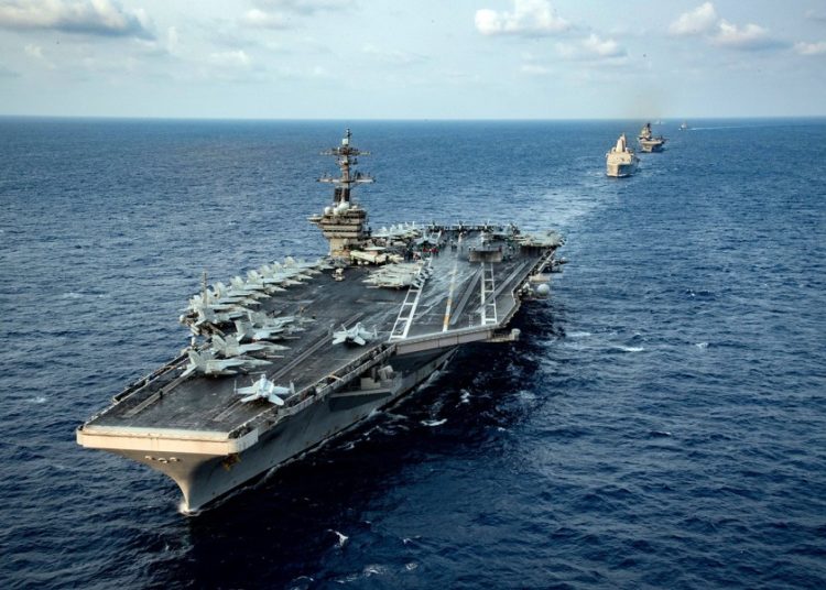 Os navios do Theodore Roosevelt Carrier Strike Group e do America Expeditionary Strike Group transitam pelo Mar da China Meridional - Foto Brandon Richardson