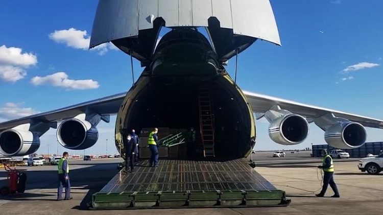 Avião russo An-124 desembarcou em Nova York com equipamentos médicos. Foto: ASCOM da Rússia