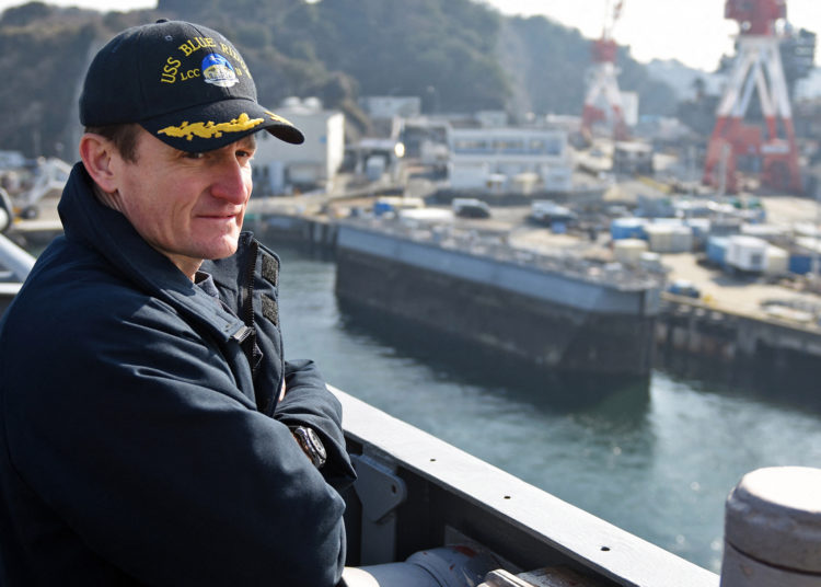 Capitão Brett Crozier, quando comandante do USS Theodore Roosevelt Foto: © Abaca via ZUMA Press)