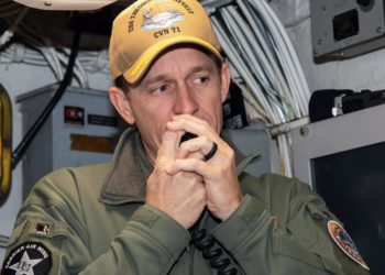 O comandante do USS Theodore Roosevelt, capitão Brett Crozier - Foto Alexander Willians