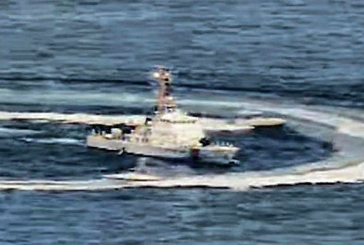 Uma captura de tela de um vídeo mostra barcos iranianos manobrando perto de um navio dos EUA no Golfo Pérsico, em 15 de abril de 2020.
US NAVY