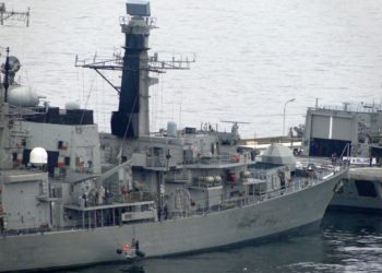 Fragata Type 23 chilena equipada com o radar Hensoldt TRS 4D (banda C)