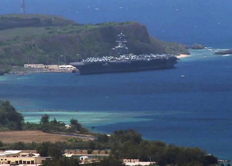 USS Theodore Roosevelt atracado na Base Naval de Guam