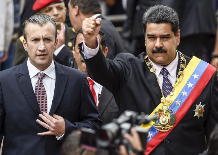 Nicolás Maduro e Tareck El Aissami saúdam os partidários. Tanto Maduro como El Aissami são suspeitos de envolvimento com o Cartel dos Sóis. Foto:JUAN BARRETO / AFP)