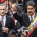 Nicolás Maduro e Tareck El Aissami saúdam os partidários. Tanto Maduro como El Aissami são suspeitos de envolvimento com o Cartel dos Sóis. Foto:JUAN BARRETO / AFP)