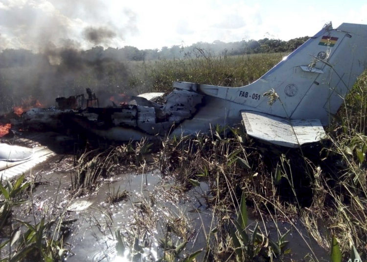 Os restos de uma aeronave da Força Aérea Boliviana queimam após cair perto de Trinidad, Bolívia, sábado, 2 de maio de 2020. Foto AP / Kevin Bustamante