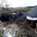Os restos de uma aeronave da Força Aérea Boliviana queimam após cair perto de Trinidad, Bolívia, sábado, 2 de maio de 2020. Foto AP / Kevin Bustamante