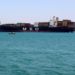 Um navio mercante navegando no Golfo de Aden