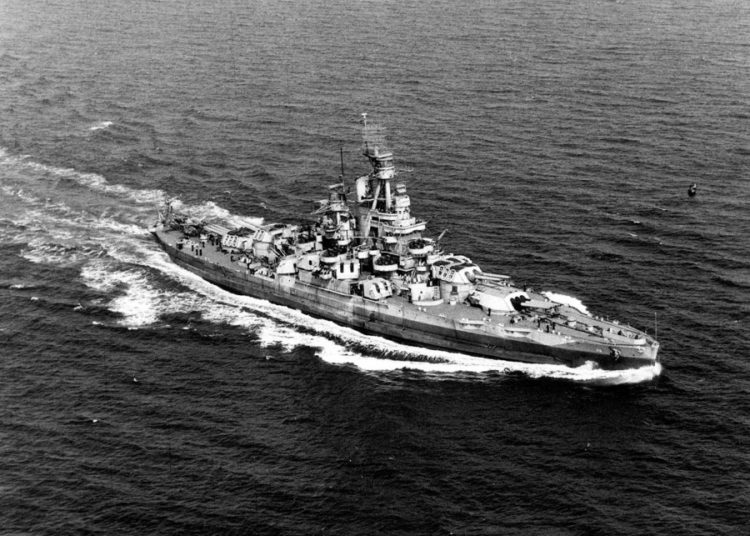Encouraçado USS Nevada navegando perto da costa atlântica dos EUA em 17 de setembro de 1944. US Navy