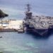 O porta-aviões USS Theodore Roosevelt estava atracado na Base Naval de Guam, na sexta-feira, 15 de maio de 2020.