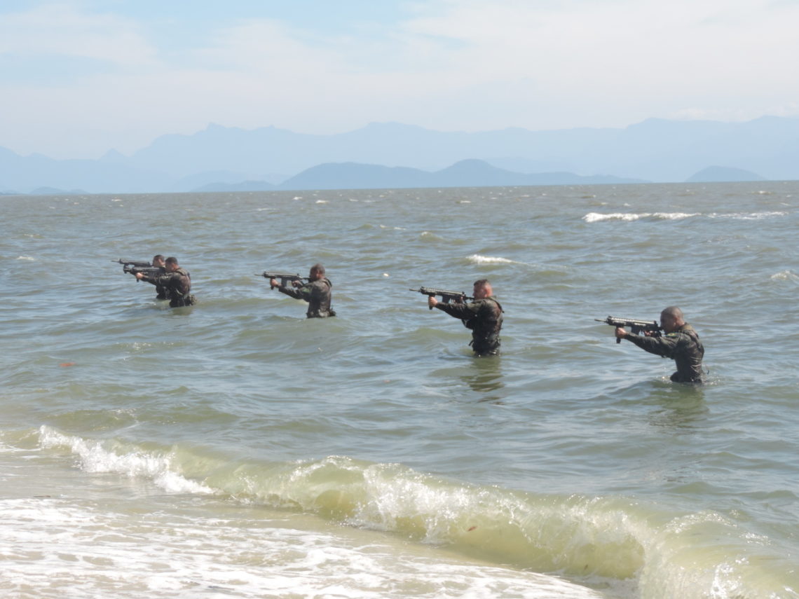 Ex Rcito Analisa Operacionalidade Do Fuzil Ia Mm Ap S Emers O No Mar Defesa A Rea Naval