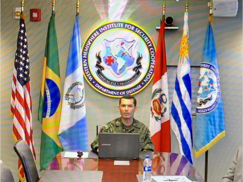 Capitão de Corveta (FN) Manhães durante apresentação no Instituto de Cooperação de Defesa dos EUA para o Hemisfério Ocidental