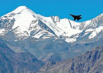 Caça indiano sobrevoa uma cordilheira perto de Leh, capital do território da União de Ladakh, na segunda-feira. AFP