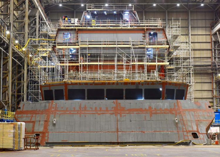 Embora ainda não seja reconhecível como um navio de guerra, o tamanho da fragata de 8.000 toneladas pode começar a ser apreciado a partir desta imagem. Foto: BAE Systems
