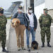 O suíço Daniel Max Guggenheim segurando o cachorro, e o brasileiro José Ivan Albuquerque, durante entrevista coletiva na base militar colombiana - Foto Reuters