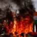 Manifestantes queimam produtos chineses durante protesto em Nova Délhi. Reuters - Anushree Fadnavis
