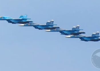 Caças russos Su-34 em formação