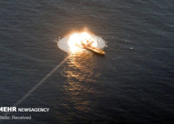 Alvo é atingido pelo míssil anti-navio iraniano