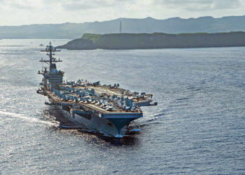 Porta aviões USS Theodore Roosevelt (CVN 71) deixando a base naval em Guam .