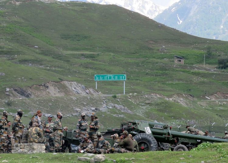Soldados indianos descansam em acampamento improvisado perto de Baltal, a caminho de Ladakh, na fronteira com a China, na terça-feira (16) — Foto: Reuters/Stringer