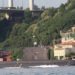 Um submarino da classe Kilo passa pela ponte Fatih Sultan Mehmet Bridge no Bósforo, navegando com a bandeira da Rússia Foto YÖRÜK IŞIK