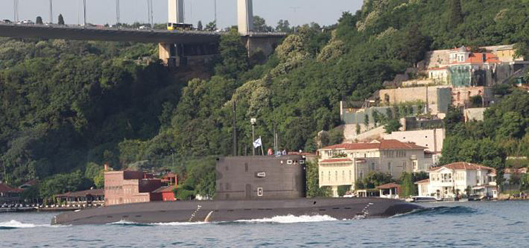 Um submarino da classe Kilo passa pela ponte Fatih Sultan Mehmet Bridge no Bósforo, navegando com a bandeira da Rússia Foto YÖRÜK IŞIK