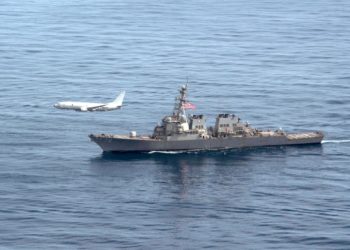 Uma aeronave P-8A Poseidon voa ao lado do destróier de mísseis guiados da classe Arleigh Burke USS Porter (DDG 78) durante FOTEX em 29 de março de 2020, no Oceano Atlântico. (Foto Juan Sua)
