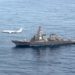 Uma aeronave P-8A Poseidon voa ao lado do destróier de mísseis guiados da classe Arleigh Burke USS Porter (DDG 78) durante FOTEX em 29 de março de 2020, no Oceano Atlântico. (Foto Juan Sua)