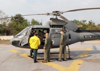 Decolagem da aeronave UH-12 Esquilo, da Marinha, para reconhecimento da área, com o IBAMA e o Corpo de Bombeiros