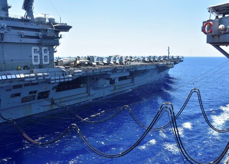 Porta-aviões norte-americano USS Nimitz é reabastecido no Mar do Sul da China
07/07/2020 Marinha dos Estados Unidos/Christopher Bosch/REUTERS