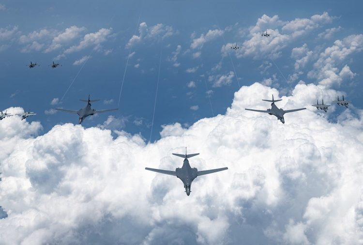 Os bombardeiros B-1 da Força Aérea dos EUA sobrevoam o Oceano Pacífico durante um exercício de treinamento de integração conjunta e bilateral em grande escala em 18 de agosto de 2020. Foto Peter Reft/USAF