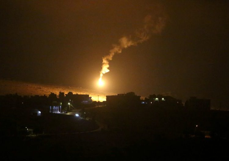 Bola de fogo no céu em foto tirada do vilarejo de Houla, perto da fronteira entre Líbano e Israel, no sul do Líbano
25/08/2020
REUTERS/Aziz Taher
