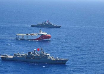 O navio OruÇ Reis de Urkey, escoltado pela marinha turca, no Mediterrâneo Oriental em 20 de agosto de 2020.
