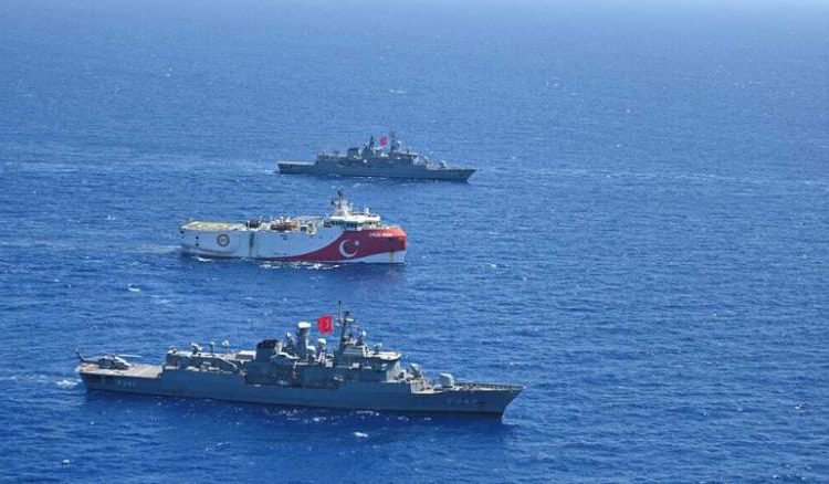 O navio OruÇ Reis de Urkey, escoltado pela marinha turca, no Mediterrâneo Oriental em 20 de agosto de 2020.