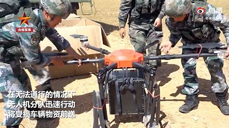 Um dos UAVs de seis rotores operados pelo Distrito Militar do Tibete do ELP sendo preparado para decolar. (CCTV)