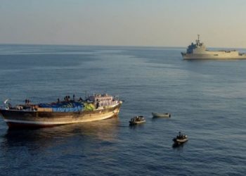 Foto de ação anti-pirataria onde o navio francês Siroco, atualmente NDM Bahia na Marinha do Brasil, patrulhava o Golfo da Guiné.
