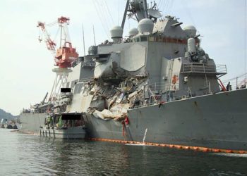 Foto sem data do cais do USS Fitzgerald (DDG-62) no Japão logo após o acidente. Foto da Marinha dos EUA