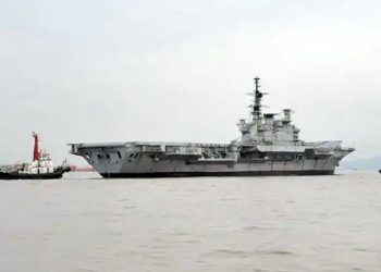 O ex-INS Viraat foi rebocado para o estaleiro de demolição de navios Alang, em Gujarat, do estaleiro em Mumbai no sábado. (Pratik Chorge / HT)