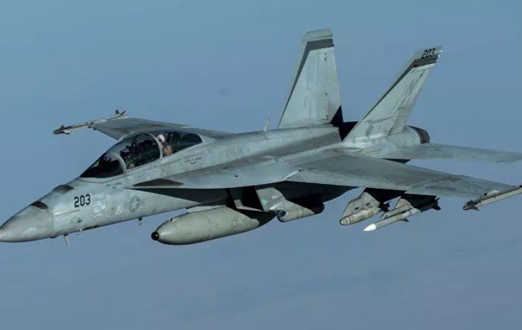 © FOTO / JAMES MERRIMAN - 
Um caça F/A-18F Super Hornet da Marinha dos EUA em missão de apoio da Operação Resolução Inerente com um novo sensor infravermelho, 30 de setembro de 2020