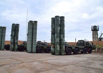 Lançadores de mísseis terra-ar S-400 russos em Sevastopol