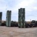 Lançadores de mísseis terra-ar S-400 russos em Sevastopol