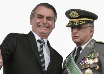 Presidente Jair Bolsonaro com o Comandante do Exército, General Pujol