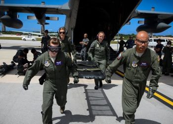 Uma equipe de evacuação aeromédica das forças aéreas australianas e americanas corre para transferir pacientes com lesões simuladas durante o Exercício Cope North na Base Aérea de Andersen em Guam. A Força de Autodefesa Aérea Japonesa também participou do exercício. (Foto cortesia da Força Aérea dos EUA)