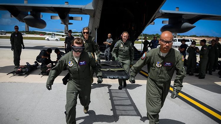 Uma equipe de evacuação aeromédica das forças aéreas australianas e americanas corre para transferir pacientes com lesões simuladas durante o Exercício Cope North na Base Aérea de Andersen em Guam. A Força de Autodefesa Aérea Japonesa também participou do exercício. (Foto cortesia da Força Aérea dos EUA)