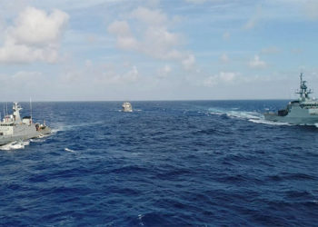Foram realizados exercícios de manobras táticas, encerrando com o “HMS Medway” passando em continência ao NPa “Macau” e NPa “Bocaina”